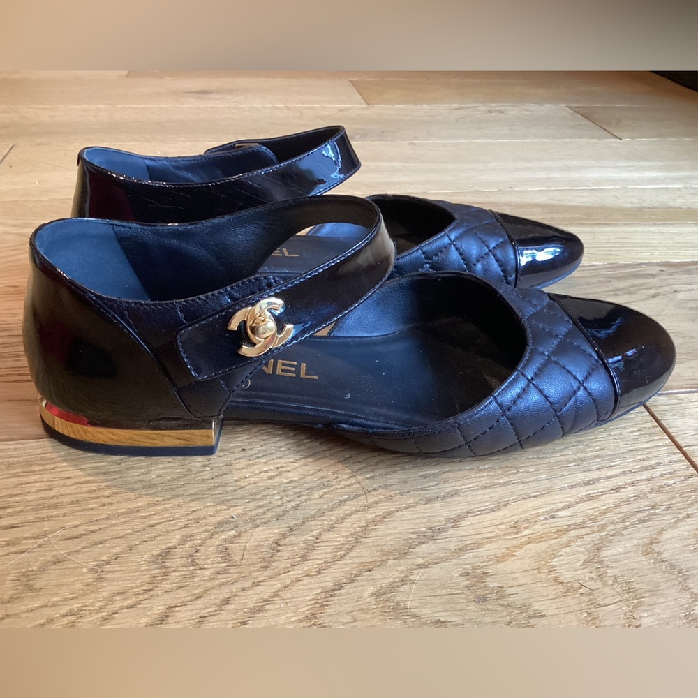 Chanel Black Patent leather turnlock gold CC flats Size US 7 EU 37 - Picture 14 of 16